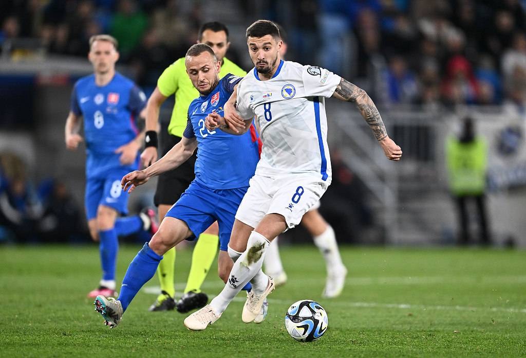 法国队与冰岛队互相拼搏,场面激烈 法国队与冰岛队互相拼搏,场面激烈