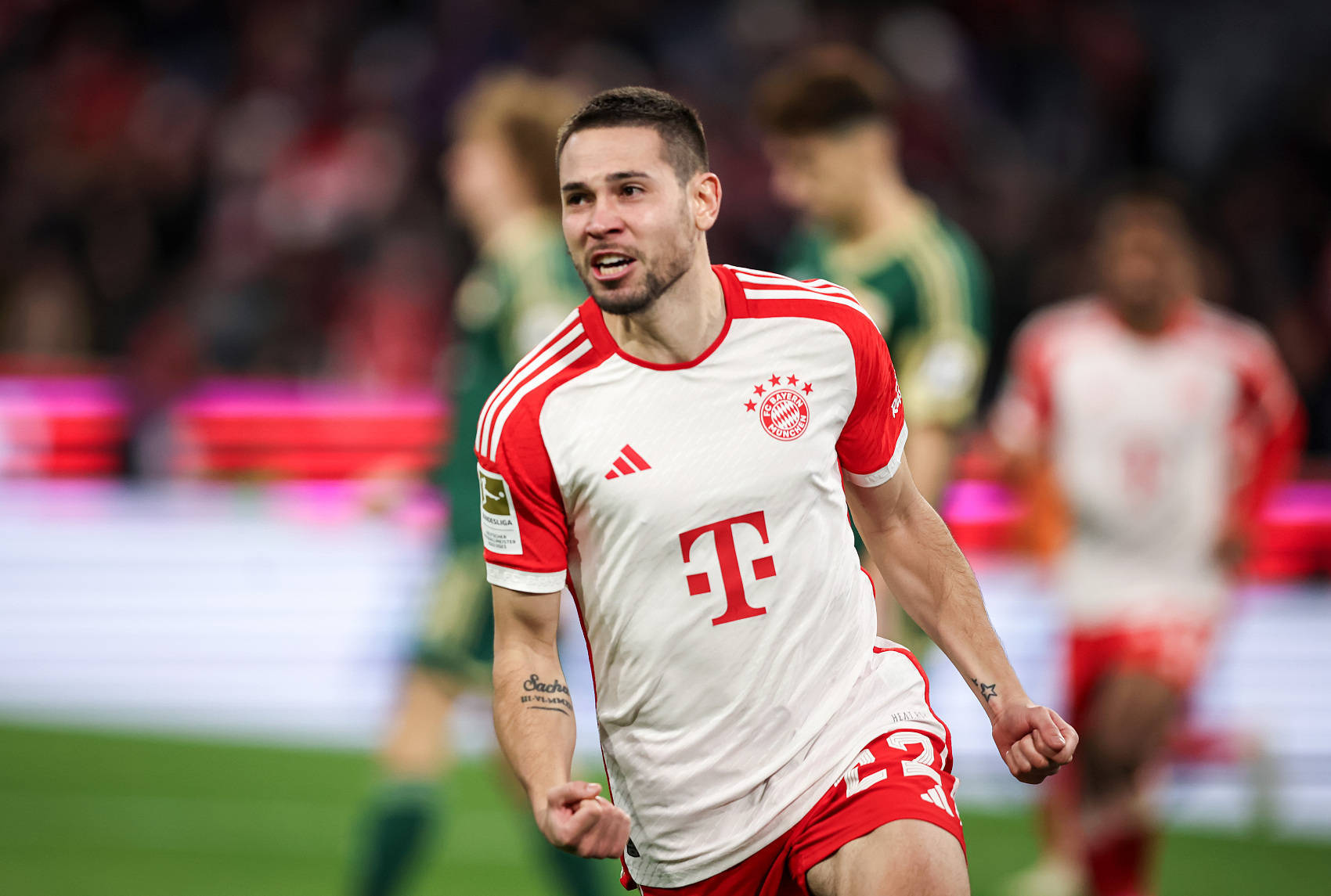 拜仁慕尼黑客场失利，艰难拼杀不懈