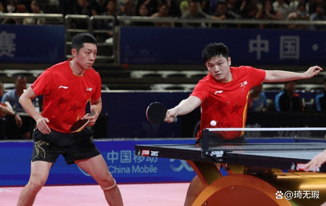 震撼！樊振东在羽毛球赛场险胜对手！