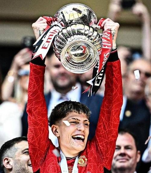 哈兰德在FPX比赛中出色发挥,重要助攻引发热议!的简单介绍